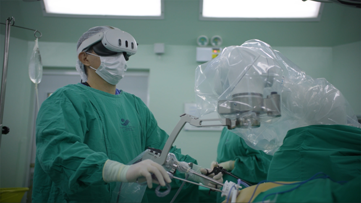 Dr.  Rodríguez performs surgery with the AR system